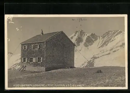 AK Oberwalderhütte, vor der Berghütte der Sektion Austria d. D. Ö. A. V.