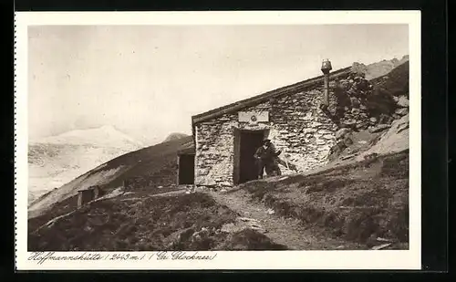 AK Hoffmannshütte, Wanderer an der Berghütte auf dem Gr. Glockner