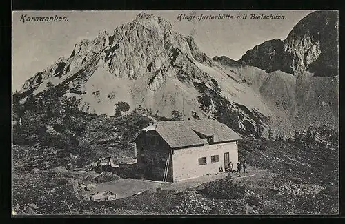 AK Klagenfurterhütte mit Bielschitza, Wanderer an der Berghütte mit Karawanken