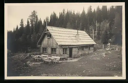 AK Otto-Hütte am Dobratsch, Partie vor der Berghütte am Waldrand
