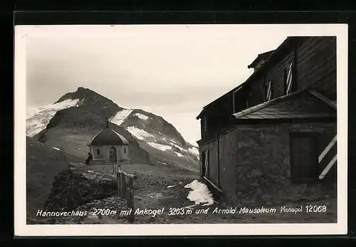 AK Hannoverhaus, Partie an der Berghütte mit Ankogel und Arnold Mausoleum