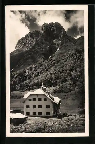 AK Plöckenhaus mit Cellon, Blick auf die Berghütte im Tal in Kärnten