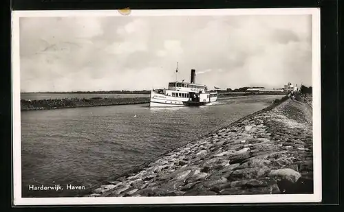 AK Harderwijk, Haven, ein Ausflugsdampfer