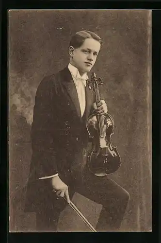 AK Musiker mit seiner Geige in der Hand, im Anzug abgelichtet