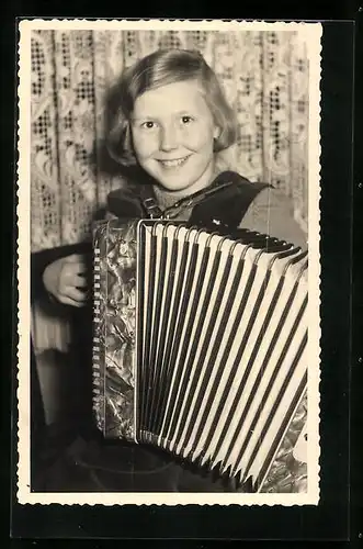 Foto-AK Akkordeon, kleines Mädchen mit ihrem Instrument