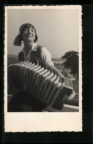 AK Junge Frau spielt auf ihrem Akkordeon, Landschaftspanorama