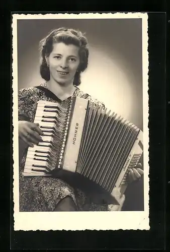 AK Portrait einer jungen Frau mit ihrem Akkordeon