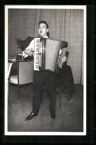AK Junger Musiker singt zu seinem eigenen Akkordeonspiel