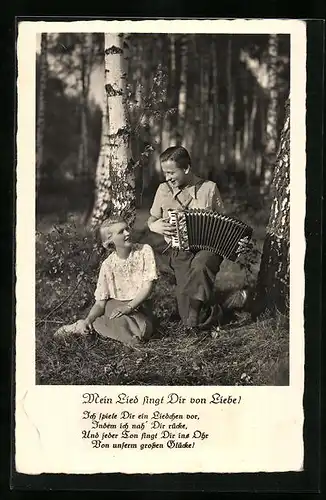 AK Mein Lied singt dir von Liebe, ein junger Mann spielt auf seinem Akkordeon für seine Herzensdame