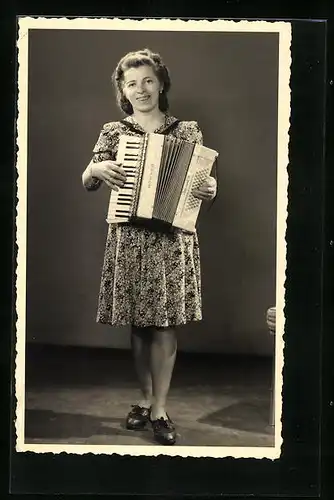 AK Junge Dame stehend mit ihrem Akkordeon im Fotostudio