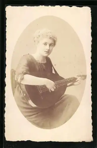 AK Gitarrenspielerin, junge Schönheit im Kleid mit ihrem Instrument