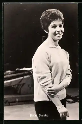 AK Musikerin Helen Shapiro mit kurzen Haaren
