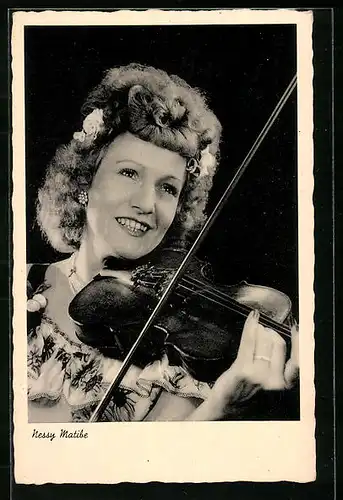 AK Musikerin Nessy Matibe spielt Geige