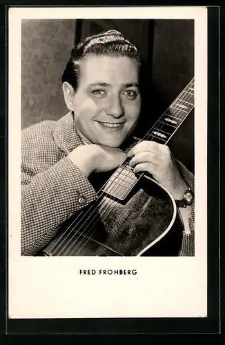 AK Musiker Fred Frohberg mit Gitarre