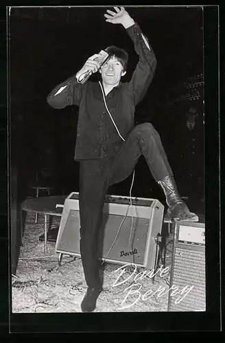 AK Musiker Dave Berry mit Mikrofon