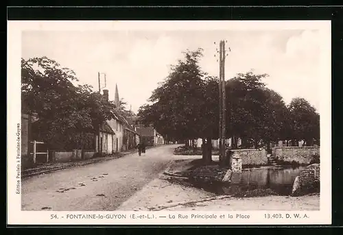 AK Fontaine-la-Guyon, La Rue Principale et la Place