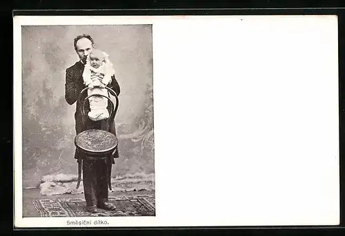 AK Variete, Mann hält Baby mit Stuhl, 5mesicni ditko