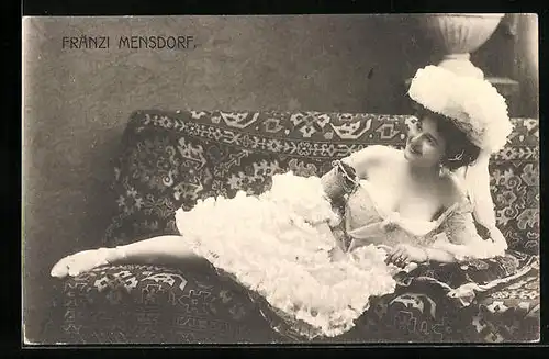 AK Varietekünstlerin Fränzi Mensdorf liegt auf einem Sofa