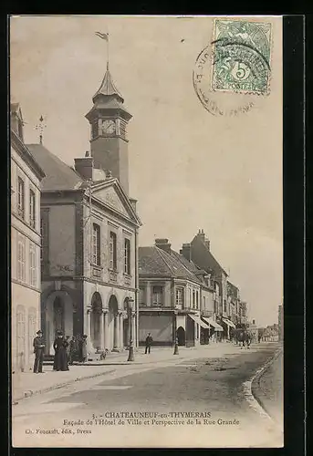 AK Chateauneuf-en-Thymerais, Facade de l`Hôtel de Ville et Perspective de la Rue Grande