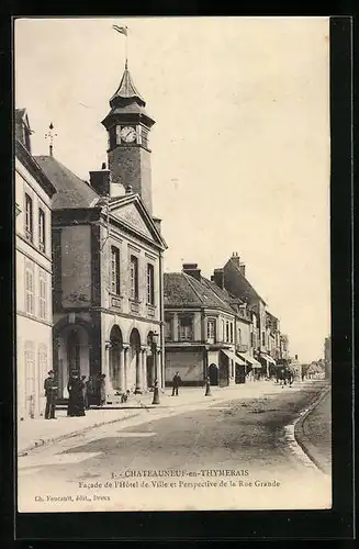 AK Chateauneuf-en-Thymerais, Facade de l`Hôtel de Ville et Perspective de la Rue Grande