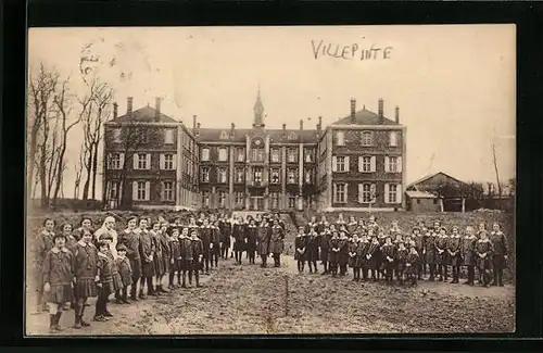 AK Villepinte, Gebäudeansicht mit Mädchen