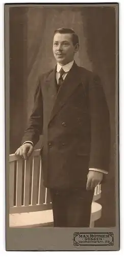 Fotografie Max Rother, Nossen, Waldheimerstrasse 29, Junger Herr in einem zweireihigem Anzug