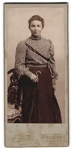 Fotografie J. Fuchs, Dresden, Waisenhaus Strasse 16, Frau in gestreifter Bluse mit Regenschirm