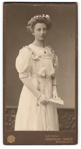 Fotografie Naumann Nachf., Leipzig, Dorotheenstr. 6, Junge Frau in weissem Kleid mit Blumen und Schleifen