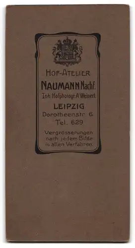 Fotografie Naumann Nachf., Leipzig, Dorotheenstr. 6, Junge Frau in weissem Kleid mit Blumen und Schleifen