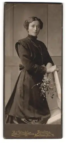 Fotografie Ad. Winkler, Görlitz, Berliner Strasse 12, Fräulein in einem schwarzen Kleid mit Blumen