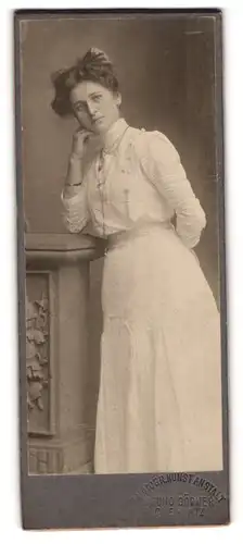 Fotografie Bruno Göpner, Chemnitz, Junge Dame in einem weissen Spitzenkleid