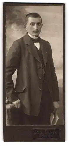 Fotografie Jos. Dietz, Görlitz, Schützentrasse 1, Bürgerlicher Mann mit Zeitung in der Hand