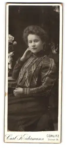 Fotografie Carl Kindermann, Görlitz, Steinstrasse 14, Fräulein in einer karrierten Bluse
