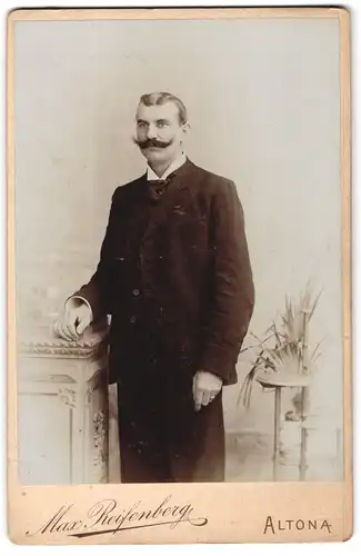 Fotografie Max Reifenberg, Altona, Mann mit ausgeprägtem Scchnurrbart trägt Krawatte