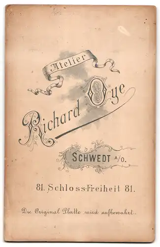 Fotografie Richard Oye, Schwedt a./O., Schlossfreiheit 81, Herr mit Schnauzbart trägt Jacke und Fliege