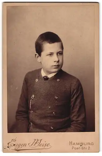 Fotografie Eugen Meise, Hamburg, Post-Str. 2, Junger Bursche in karierter Jacke mit Doppelknopfleiste