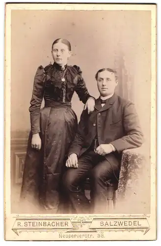 Fotografie R. Steinbacher, Salzwedel, Neuperverstr. 38, Foto eines Paares, Dame in schwarzem Kleid, Herr mit Fliege