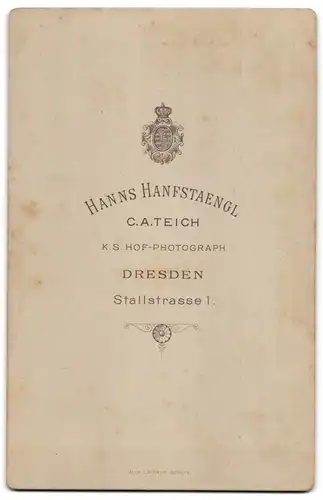 Fotografie Hanns Hanfstaengel, Dresden, Stallstrasse 1, Frau mit hochgesteckten Haaren lehnt über Rückenlehne