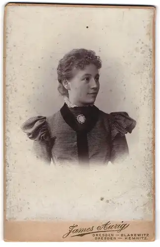 Fotografie James Aurig, Dresden, Junge Frau mit gelockten Haaren trägt gestreiftes Kleid mit Puffärmeln