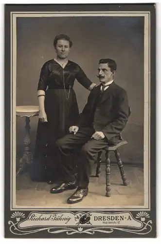 Fotografie Richard Jähning, Dresden, Marienstr. 12, Sitzender Herr mit Schnurrbart und stehende Dame in dunklem Kleid