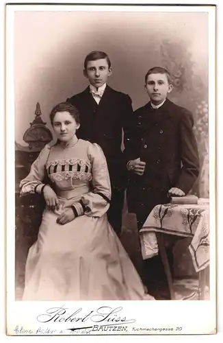 Fotografie Robert Süss, Bautzen, Tuchmachergasse 20, Junge Dame in weissem Kleid mit ihren Brüdern