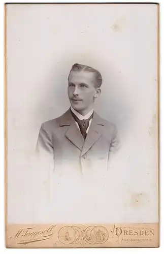 Fotografie M. Taggesell, Dresden, Augsburgerstr. 9, Junger Herr mit Scheitel und leichtem Schnauzbart trägt Krawatte