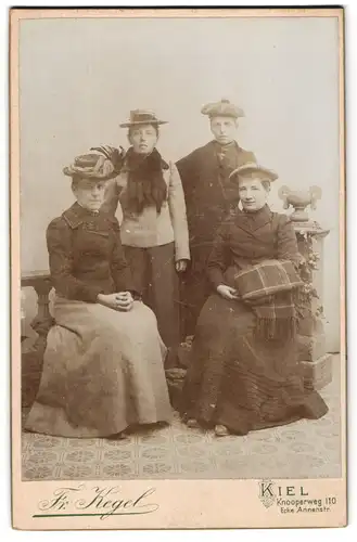 Fotografie Fr. Kegel, Kiel, Knooperweg 110, Vier Damen mit Mützen posieren für ein Portrait
