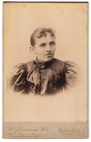 Fotografie W. BReuning, Hamburg, Bergstr. 26, Dame mit gelocktem Pony trägt Kleid mit Puffärmeln