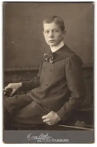 Fotografie C. von Dieck, Altona, Königstr. 170, Junger Knabe trägt Jacke mit Exerzierkragen