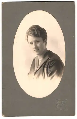Fotografie Gustav Peyschke, Berlin, Dame mit kurzen Haaren trägt Ohrstecker und Perlenkette
