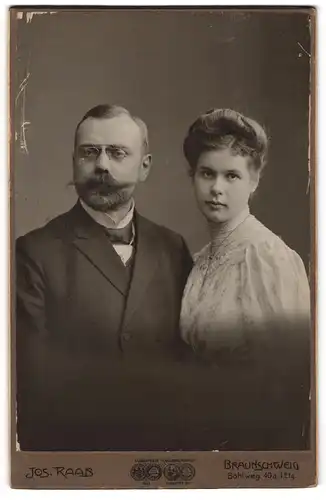 Fotografie Jos. Raab, Braunschweig, Bohlweg 40, Herr mit Vollbart und Zwicker und Dame mit toupierten Haaren in Kleid