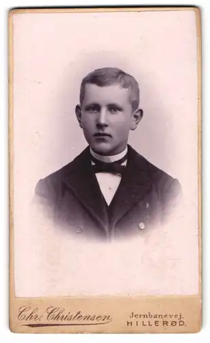 Fotografie Chr. Christensen, Hillerod, Jernbanevej, junger Mann im Anzug mit Fliege