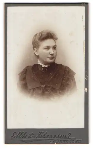 Fotografie Albert Fohannsen, Haderslev, junge Frau im adretten Kleid mit Rüschen