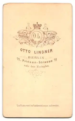 Fotografie O. Lindner, Berlin, Prinzen-Strasse 71, junger Mann im Anzug und Fliege